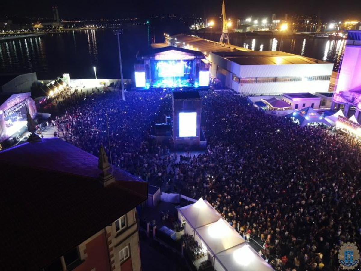 Imagen del dron sobre los dos escenarios y el público del Morriña durante un concierto.   | // LOC