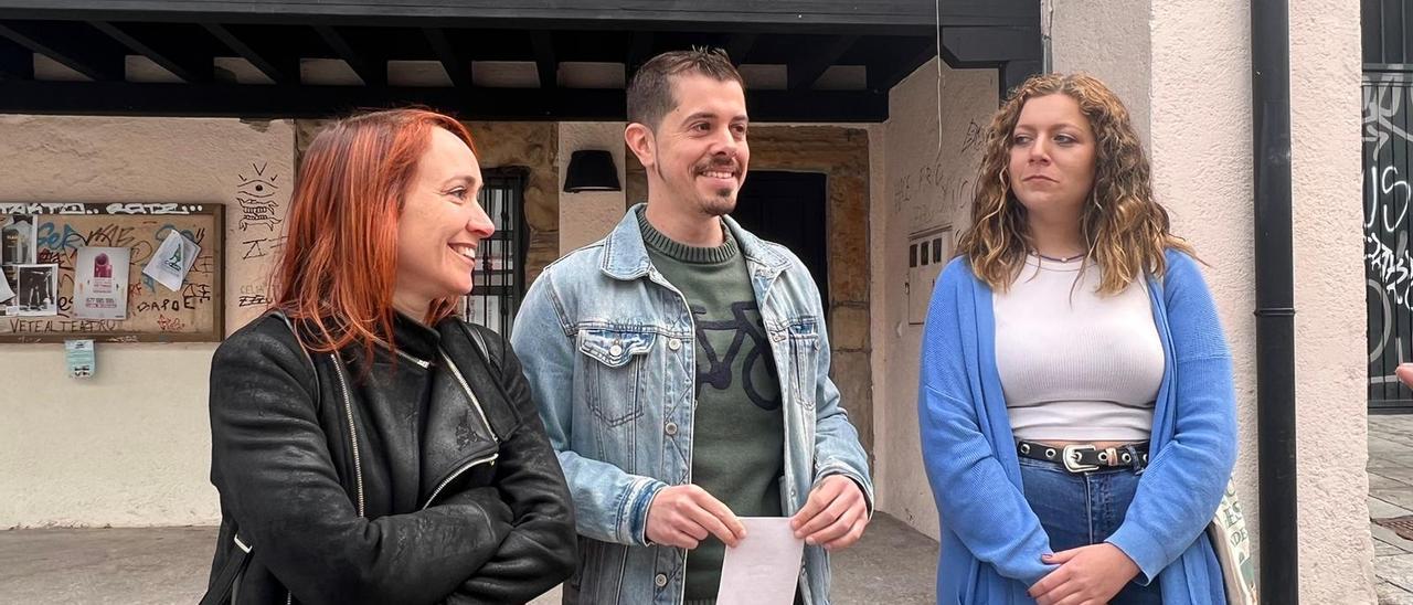 Por la izquierda, María Antuña, Javier Suárez Llana y Yurena Sabio, cabeza de lista e integrantes de la candidatura municipal de IU, hoy en Cimadevilla.