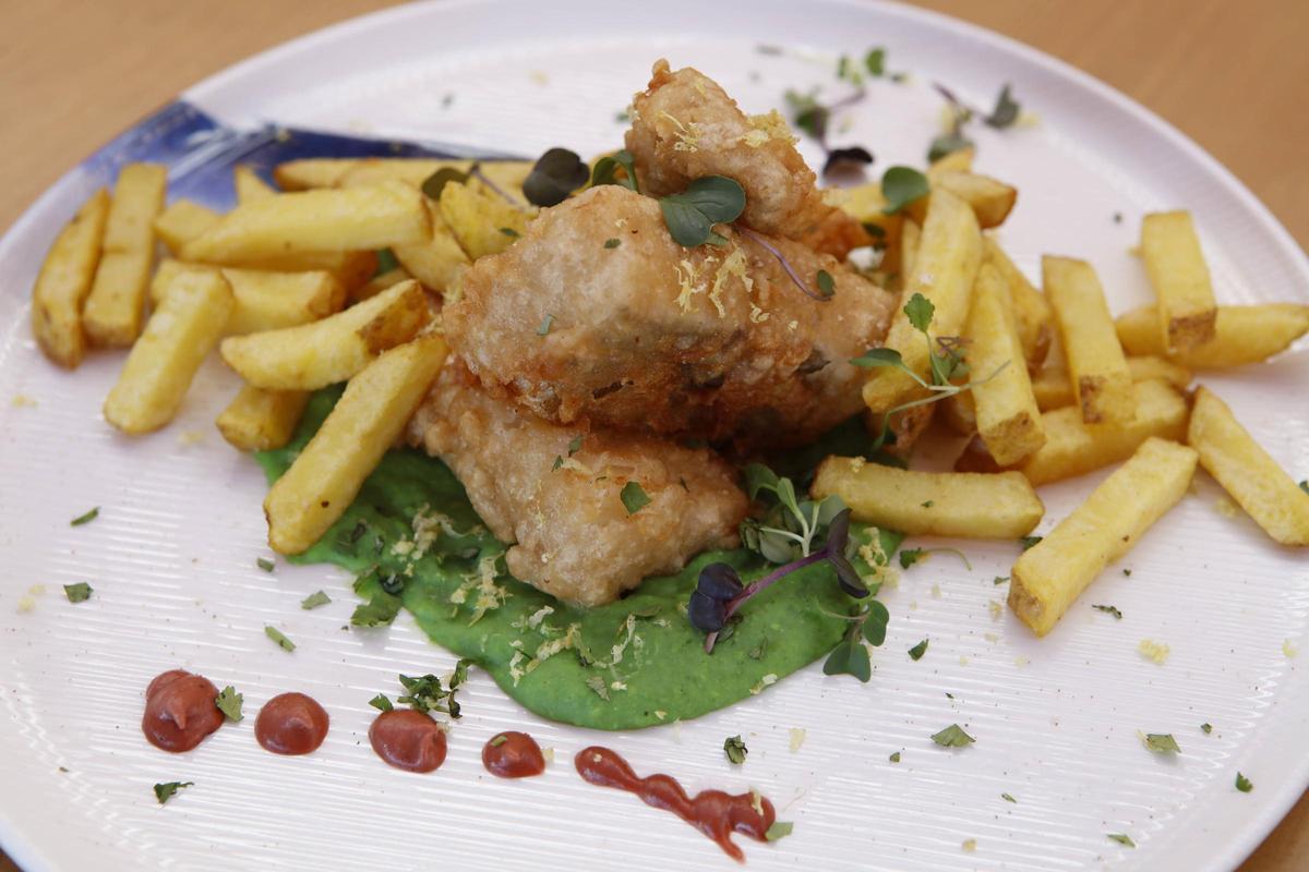 Grimalt’sche Version von Fish &amp; Chips: panierter Bacalao auf Erbsenpüree, serviert mit Pommes frites.