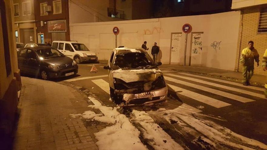 Arde un coche aparcado en Delicias y afecta a otro