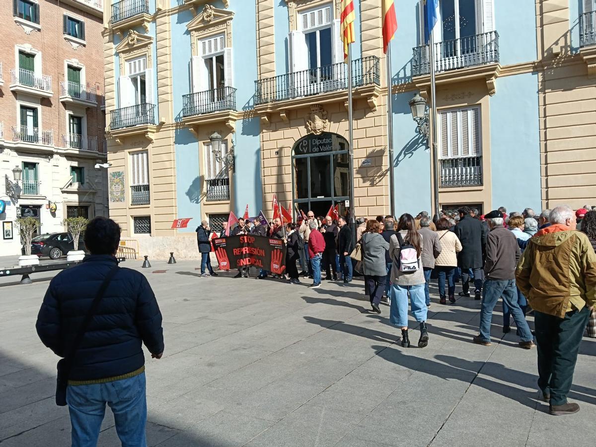 Protesta a las puertas de la diputación.