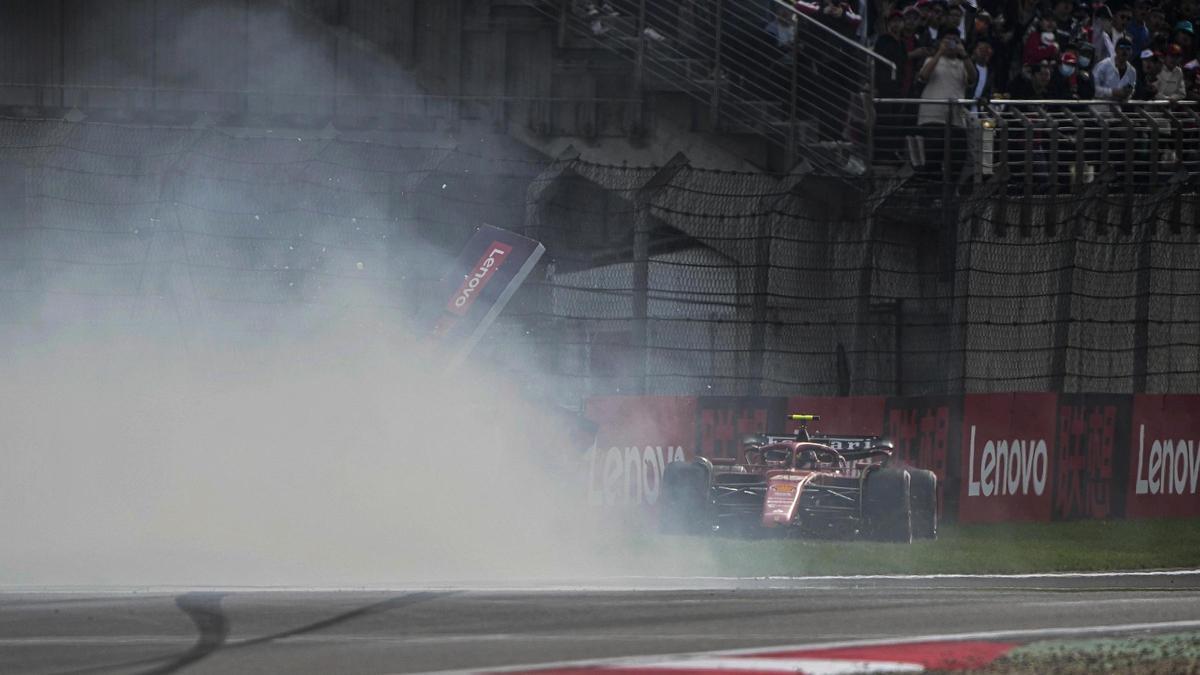 El Ferrari de Carlos Sainz en su accidente en Shanghai.