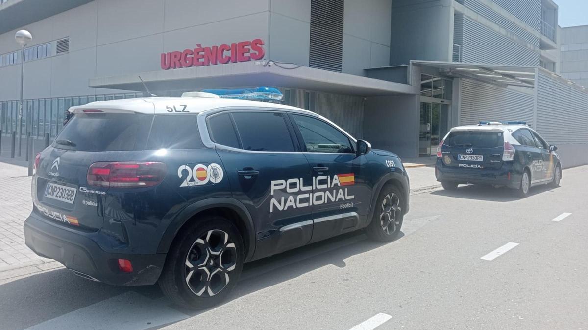 Coches patrulla de la Policía Nacional, este sábado, ante el Hospital Francesc de Borja de Gandia. /