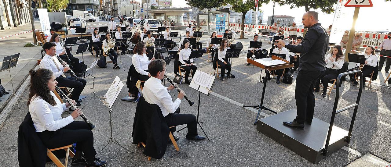 El Ateneo Musicalde Bembrive, en el concierto de ayer en el  paseo de Alfonso XII.