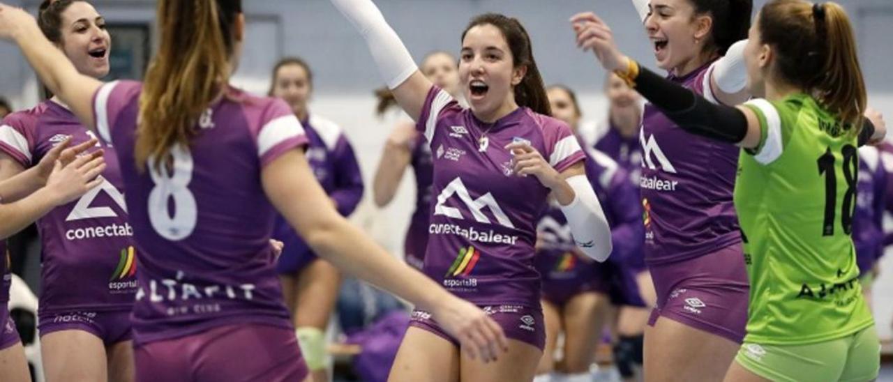 Piña de celebración de las jugadoras del Voley Ciutat CIDE.