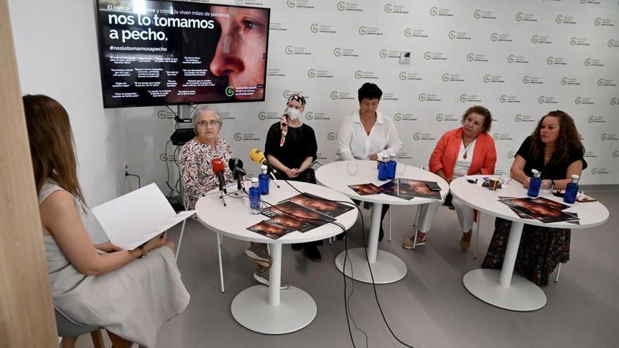 Coloquio celebrado ayer en la sede de la AECC en Pontevedra.