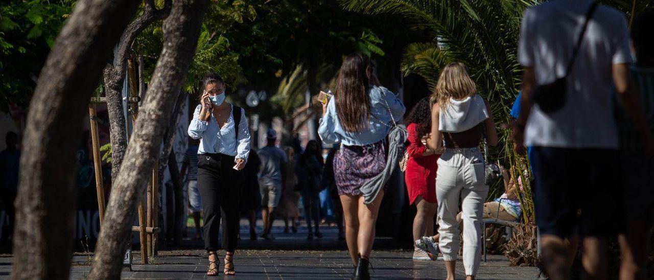 Varias personas pasean por Santa Cruz de Tenerife.