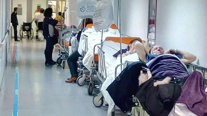 Foto retrospectiva de pacientes en los pasillos. // I.O.