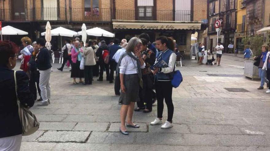 Voluntarios de la Asociación Cermeña durante la campaña a favor de los refugiados.