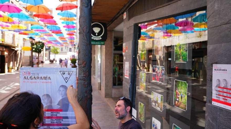 A organización coloca carteis da Algarabía na rúa Colón. // Bernabé