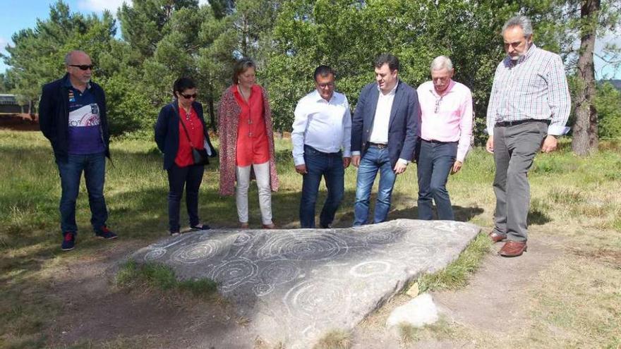 Visita del conselleiro Román Rodríguez al parque arqueológico de Campo Lameiro. // Xunta