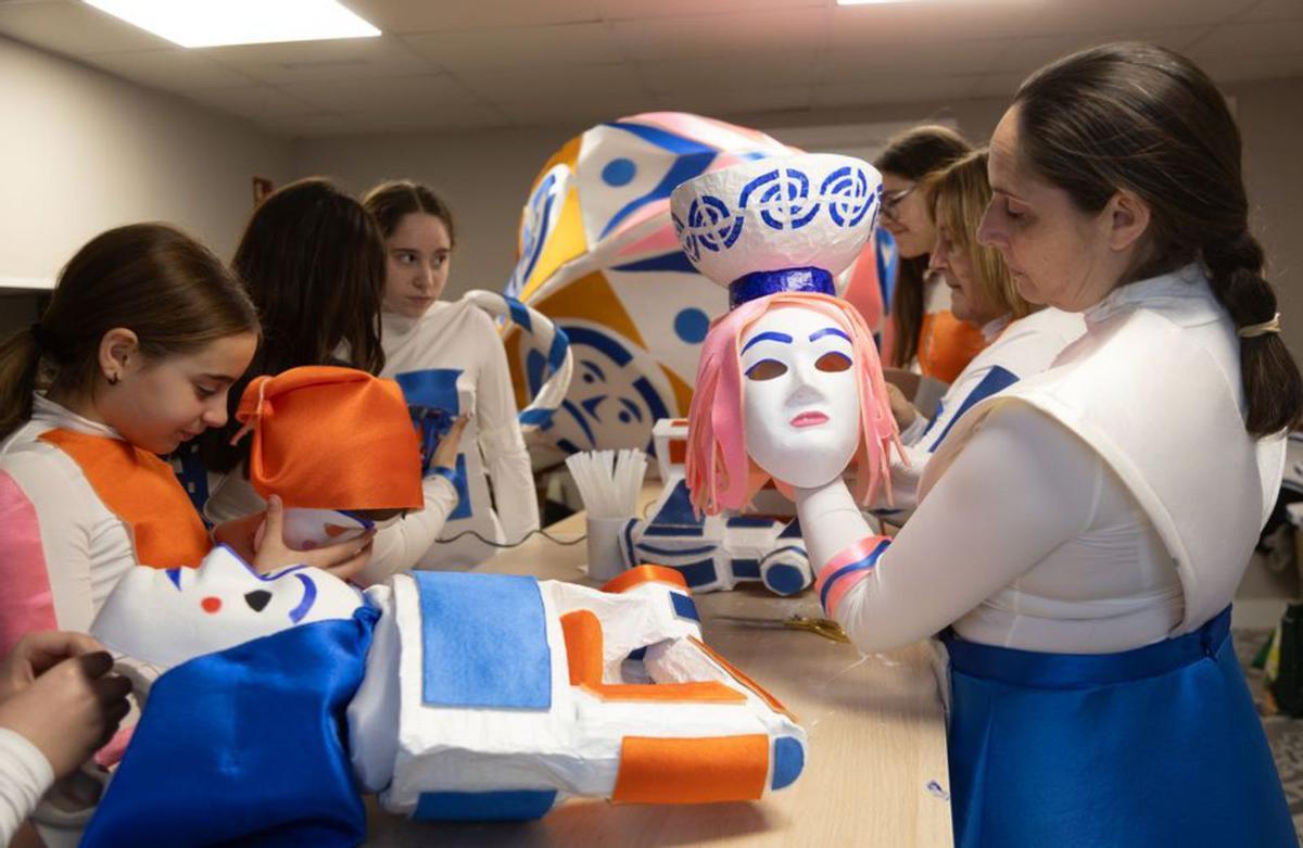 La comparsa trabaja en el taller.