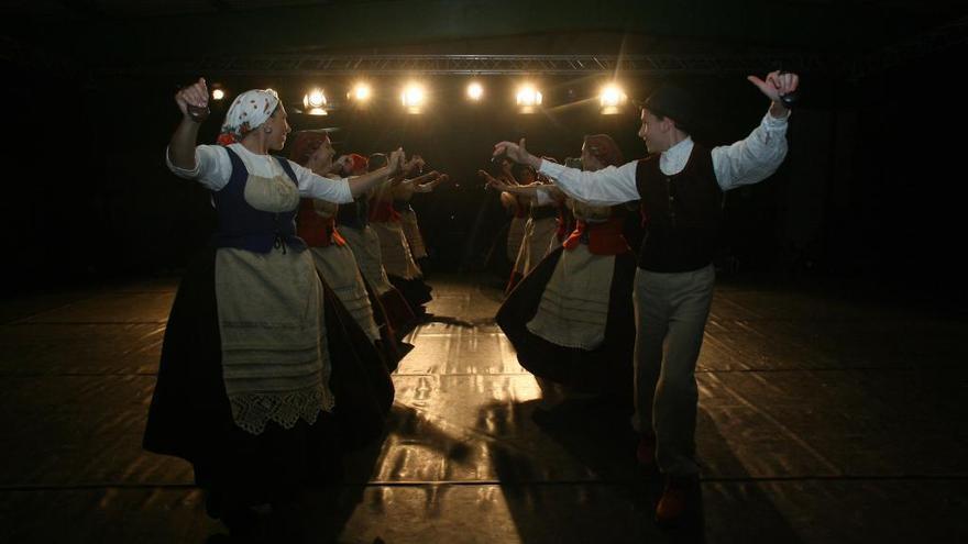 Un grupo en un concurso de baile tradicional