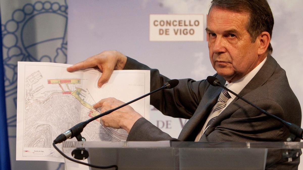 El alcalde de Vigo, Abel Caballero, atiende a los medios de comunicación