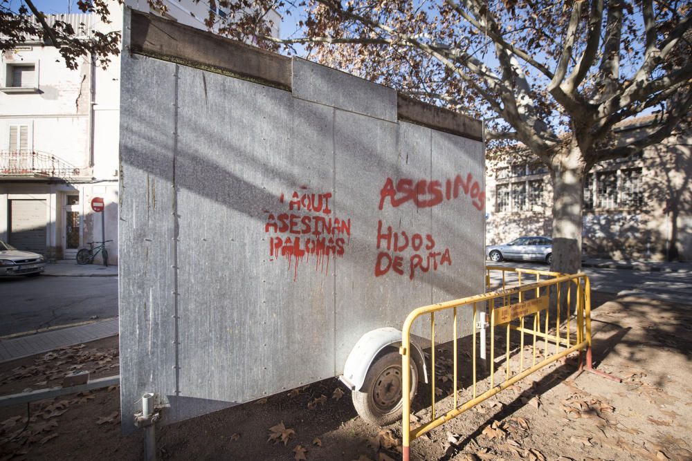 El remolc de la plaça Mallorca, amb pintades de protesta