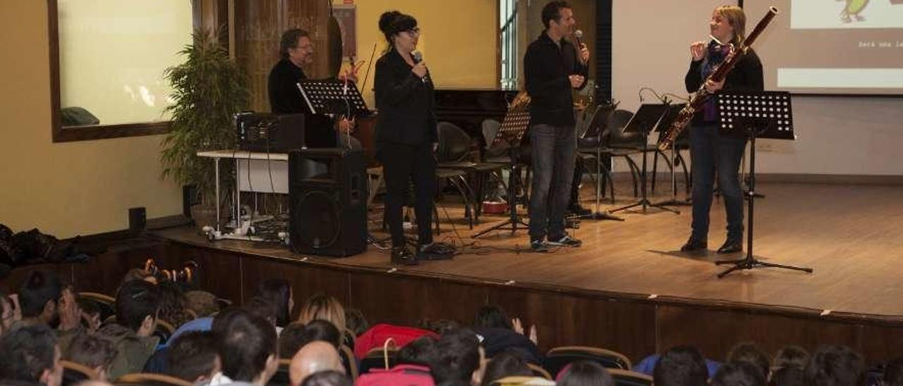 Asistentes a un concierto didáctico en el Conservatorio Profesional de Música Valle del Nalón.