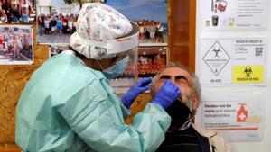 Un sanitario hace un test serológico en el Casal de la Gent Gran Provençana de L’Hospitalet.