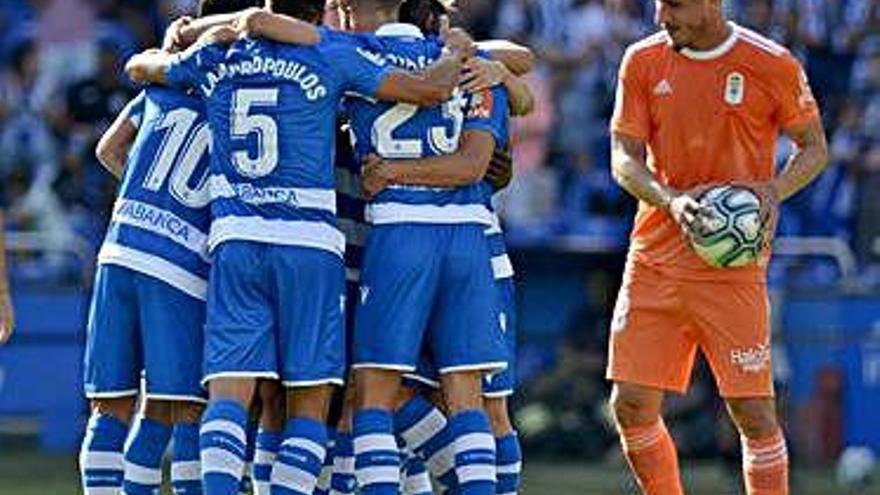 Los futbolistas del Deportivo celebran el gol de Koné, tras ratificarlo el VAR.