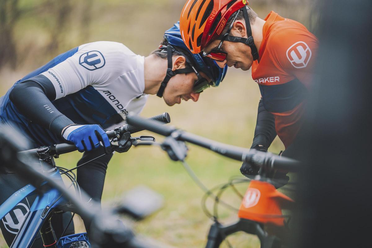 Àlex y Marc Márquez repasan sus biciletas de montainbike.