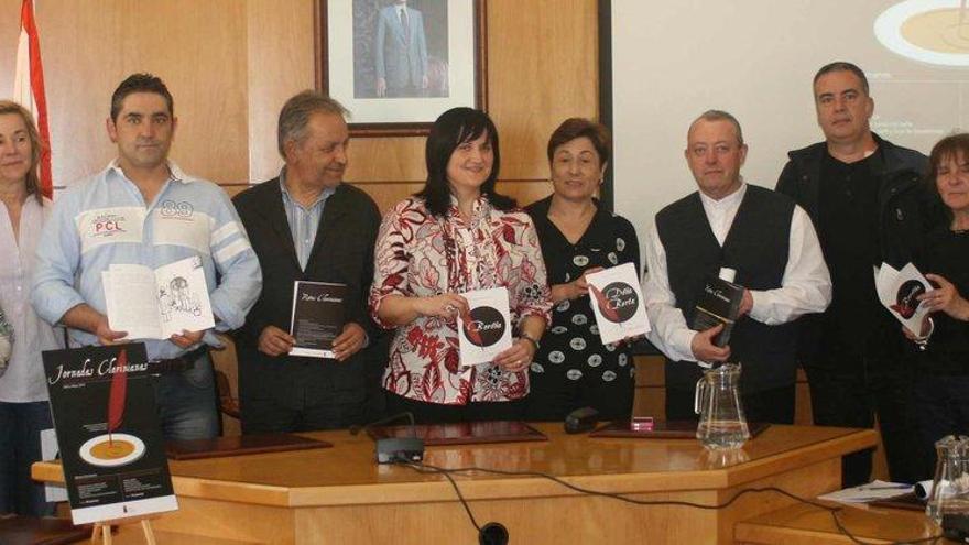 Hosteleros y responsables municipales y del comercio, ayer, en Candás.