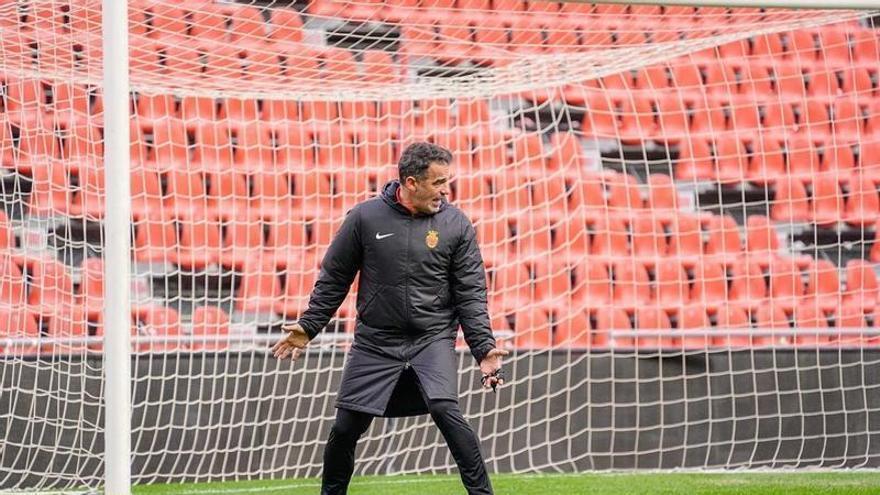 Luis García da instrucciones en un entrenamiento en Son Moix.