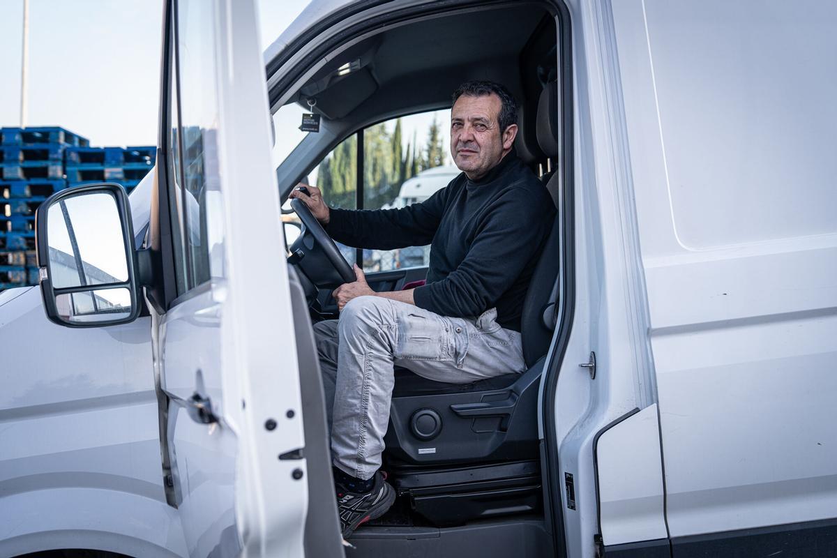 Antonio Deus, transportista autónomo, al finalizar su jornada laboral mientras descarga mercancía.