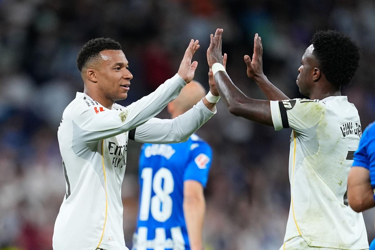 Kylian Mbappé celebra con Vinícius el primer gol del Real Madrid ante el Deportivo Alavés