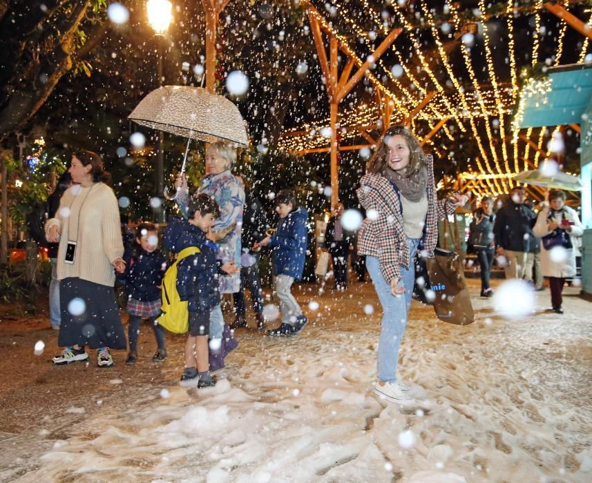 Vigueses, turistas y autoridades, disfrutando de la nieve en la Alameda.