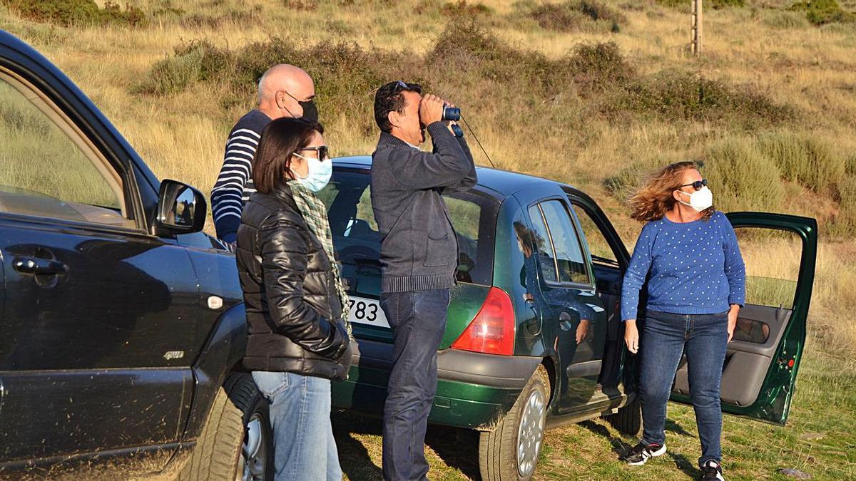 Un grupo de personas sigue el      espectáculo de la berrea en uno    de los enclaves de la sierra de        La Culebra donde los ciervos se muestran sin reservas. | A Saavedra