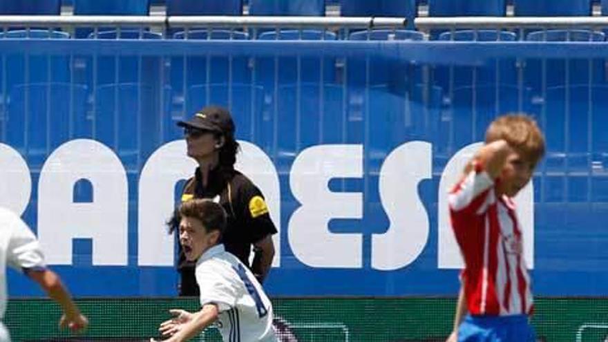 Los jugadores del Sporting se lamentan del gol de la victoria del Real Madrid.