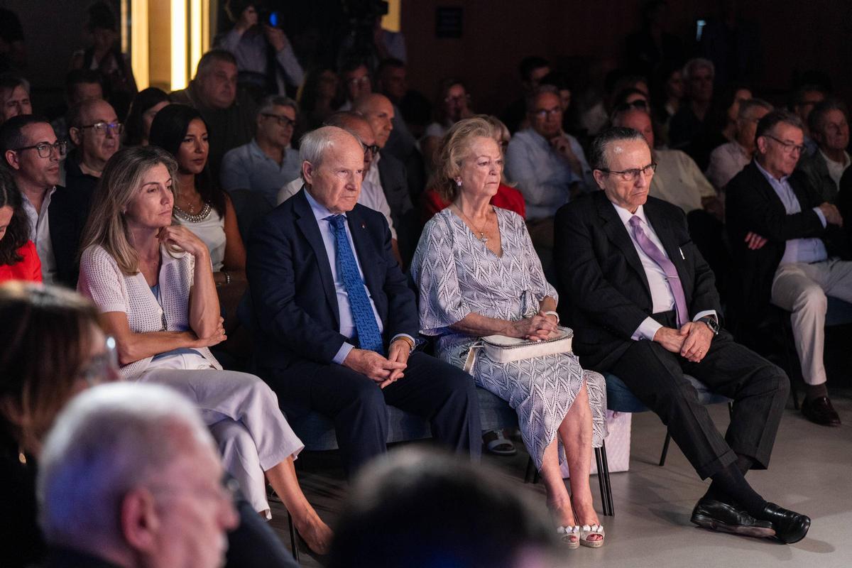 El presidente del Gobierno de Aragón, Jorge Azcón, y Albert Sáez, director de Contenidos de Prensa Ibérica, participan en un encuentro del ciclo Afterwork celebrado en Barcelona