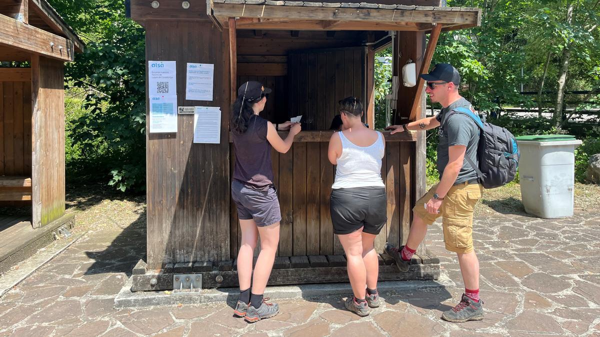 Varios turistas, comprando los billetes este jueves en la taquilla de El Repelao.