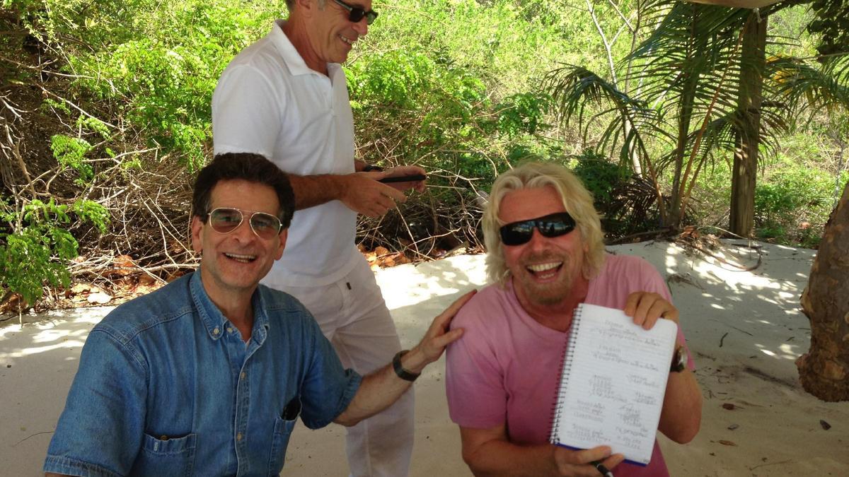 Eines der neu veröffentlichten Fotos aus dem Nachlass des Sexualstraftäters Jeffrey Epstein. Rechts im rosa Shirt: der Unternehmer Richard Branson.