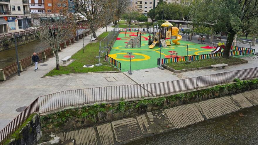 El parque reformado, entre los ríos O Con y Santa Mariña, ayer. | M. Méndez