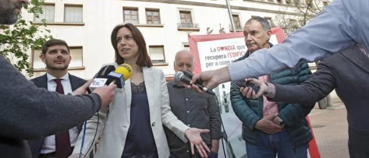 Diana Morant atiende a los medios en la plaza Rei Jaume I, ante el edificio de Correos.