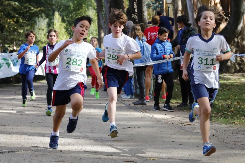 Más de 1.100 jóvenes atletas desafían a las bajas temperaturas para participar en la tradicional carrera de cross escolar.