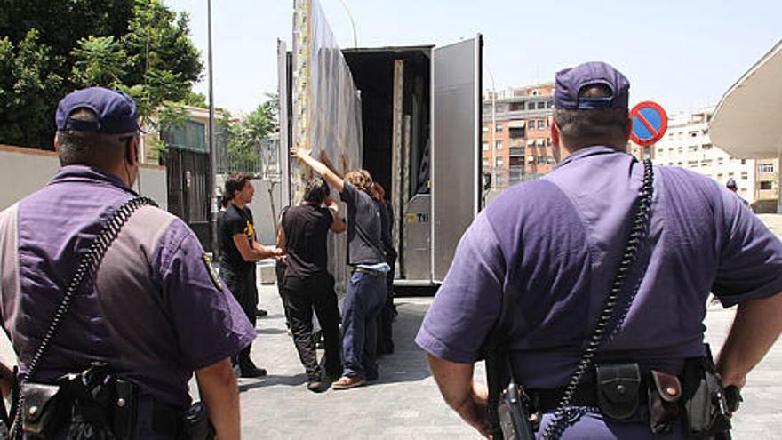 Los primeros murales de Sorolla llegaron ayer al CAC Málaga bajo la atenta vigilancia de una dotación de la  Policía Nacional.