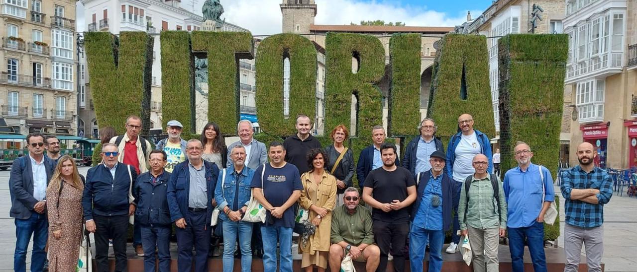 La delegación gijonesa desplazada a Vitoria, en la plaza de la Virgen Blanca. | S. G.