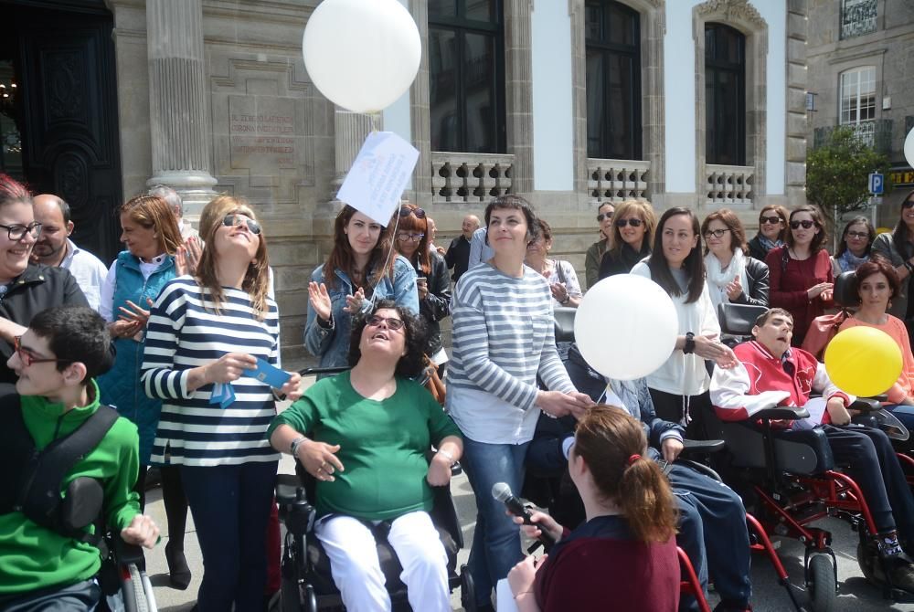 Globos para pedir integración en Pontevedra