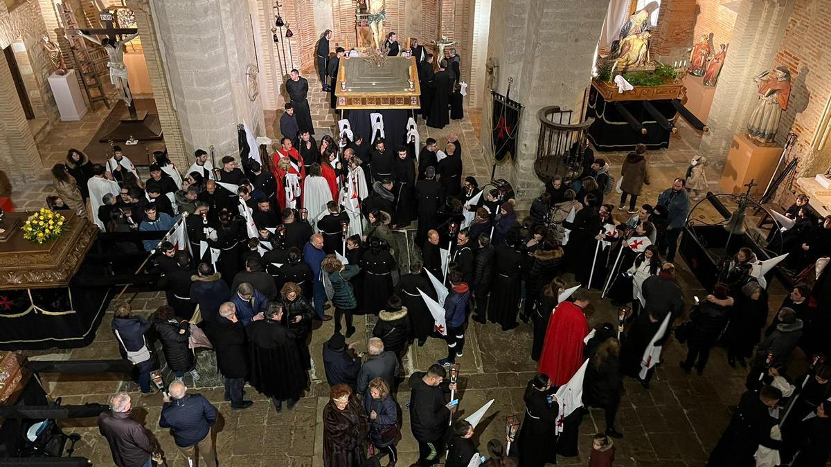Cofrades y toresanos esperan la decisión en el interior de la iglesia del Santo Sepulcro