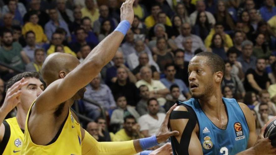 Anthony Randolph defiende una posesión ante Tyus.