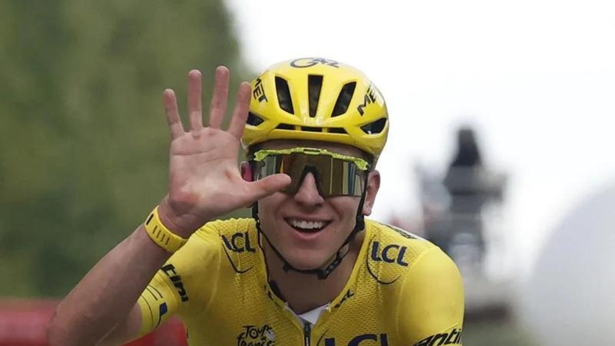 El ciclista esloveno Tadej Pogacar celebra su quinta victoria en el Tour de Francia.