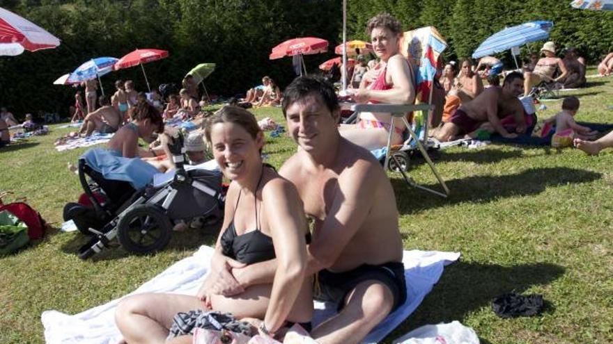 Jimena y Sebastián García Menéndez, una familia argentina, disfrutando de las piscinas de Caso.