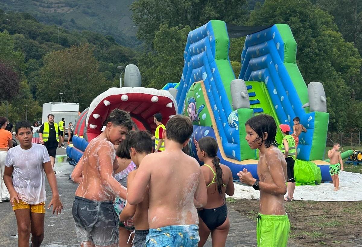 Niños, en la jornada de este miércoles en el parque acuático.