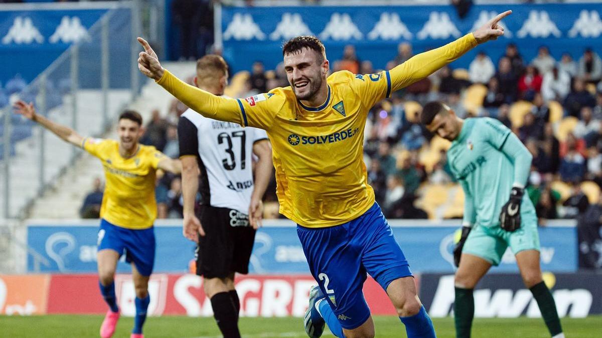 Raúl Parra celebra su primer gol con la camiseta del Estoril frente al Farense