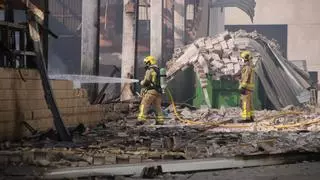 Els Bombers segueixen treballant en l'extinció del foc de les naus d’un fabricant de bicis a Vilablareix