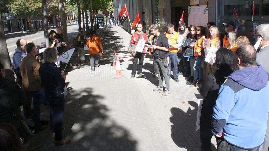 Protesta sindical davant la delegació de la Direcció General de Trànsit a Girona