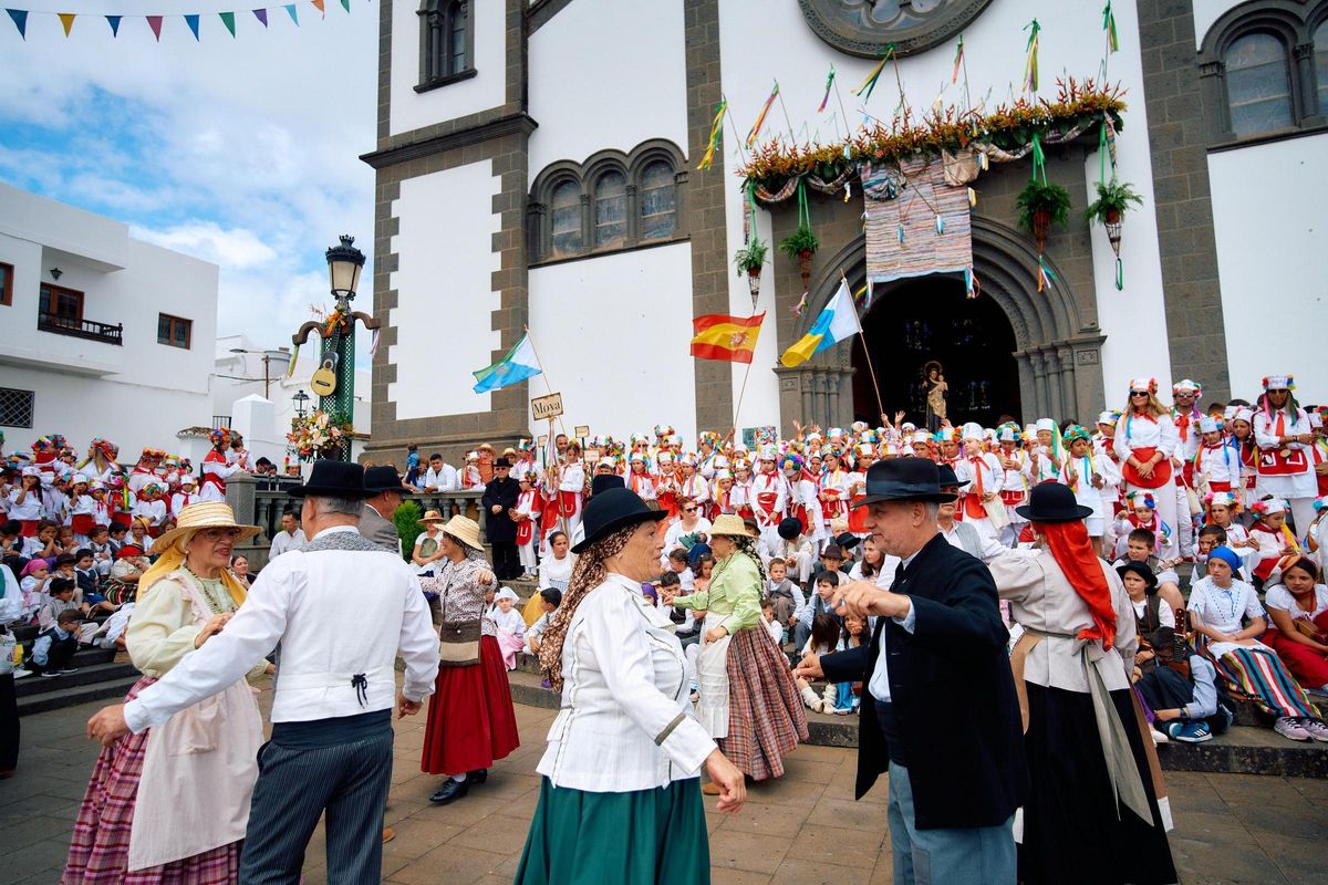 Los escolares de la Villa de Moya realizan la aportación solidaria con motivo de las fiestas de San Antonio