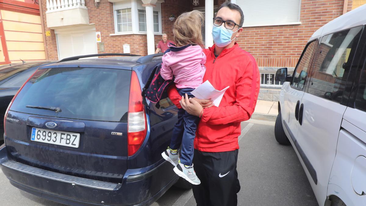 Pablo, con su hija, en la calle Ramón y Cajal, una de las más afectadas por el brote.