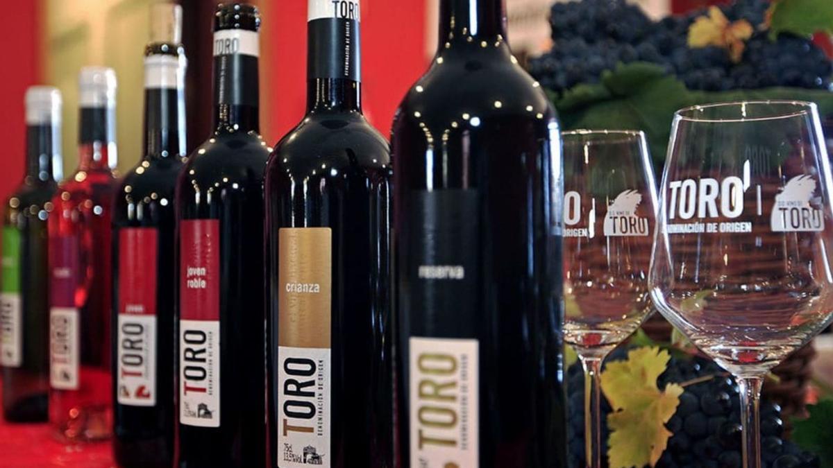 Botellas de vino genérico del Consejo Regulador con las etiquetas que identifican la zona de producción. | Cedida